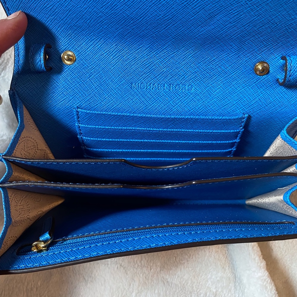 Michael Kors Vibrant Blue Wallet
No strap - Picture 4 of 5